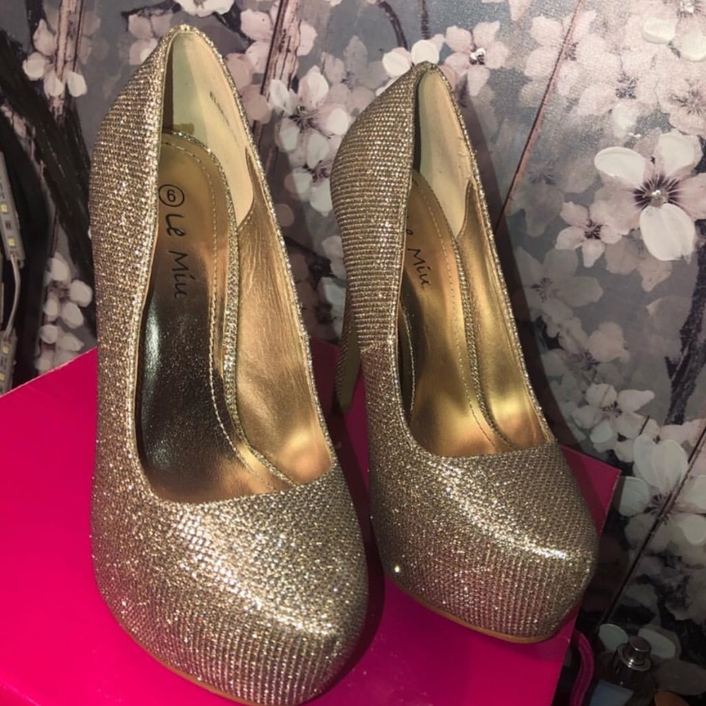 gold sparkly heels✨
